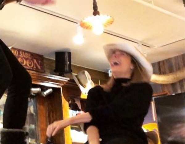 LeAnn Rimes Recreates Coyote Ugly Bar Scene 17 Years Later | E! News